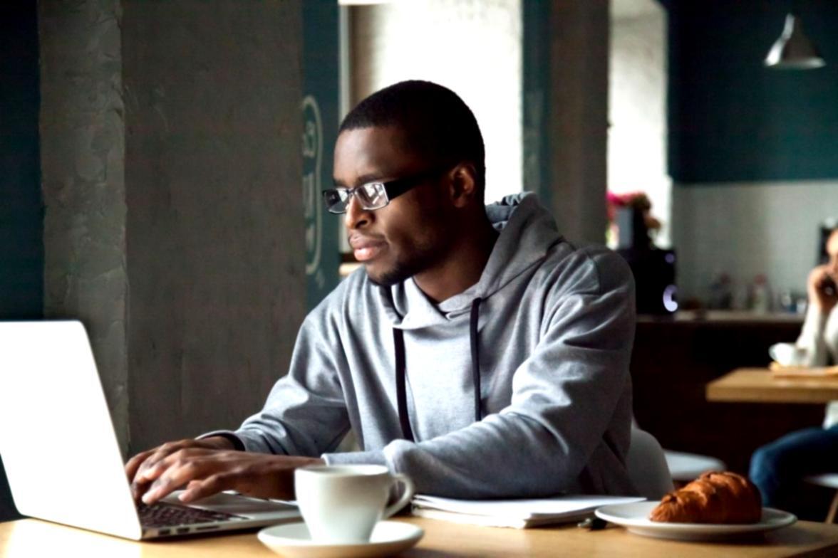 Profissional trabalhando com ferramentas de web design em tela
