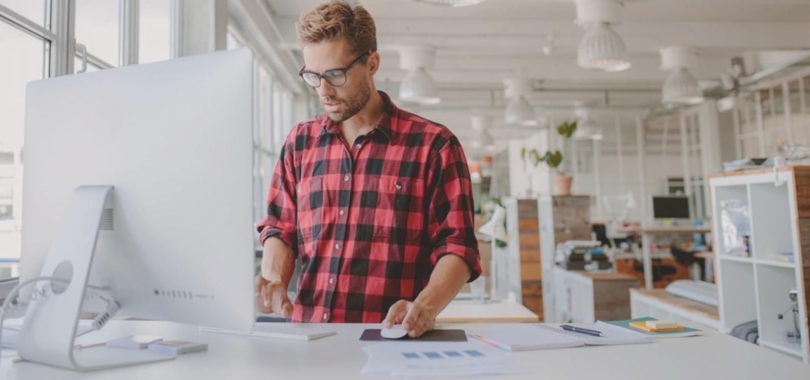 Estudante trabalhando em projeto de web design no computador