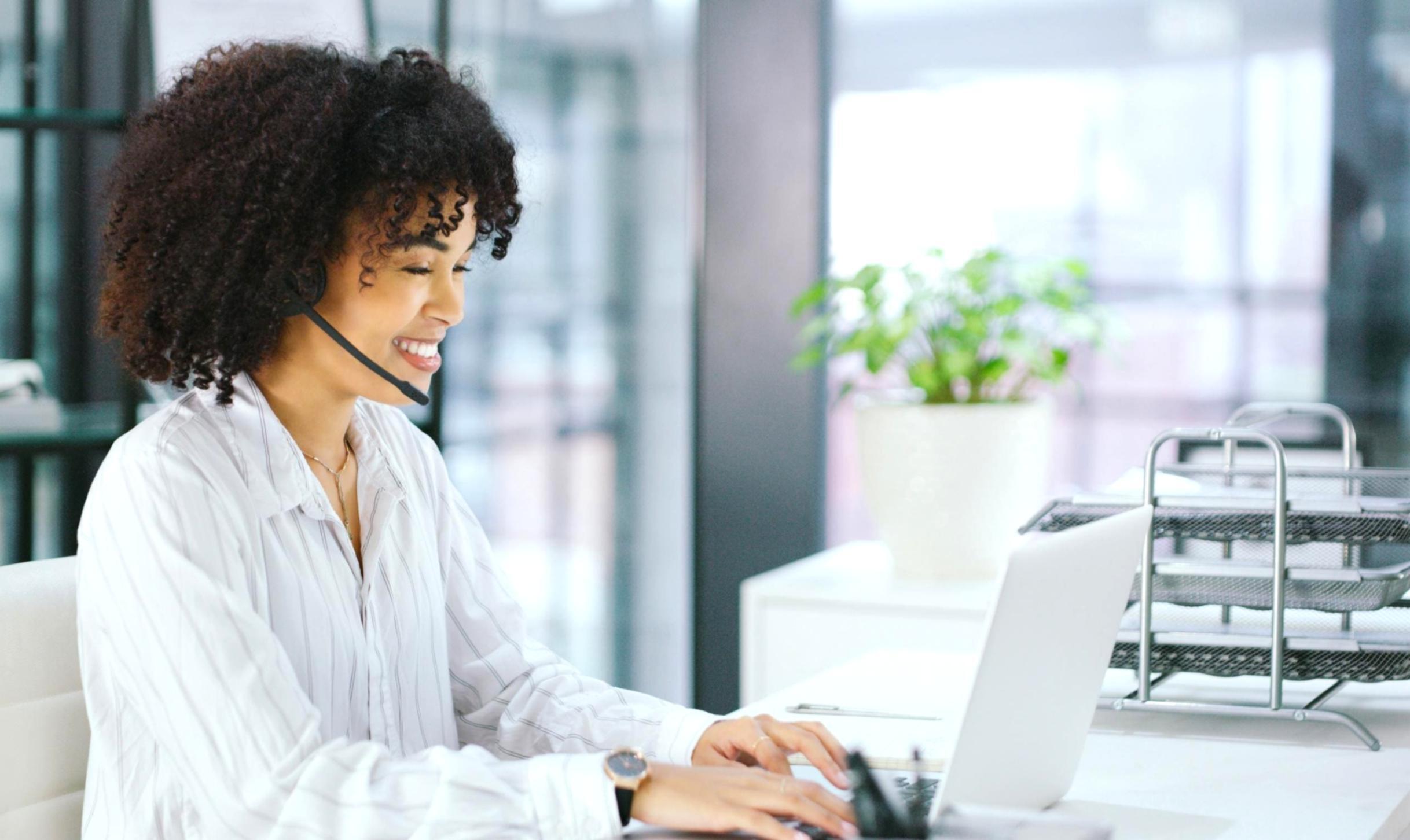 Estudante trabalhando remotamente em projeto de web design